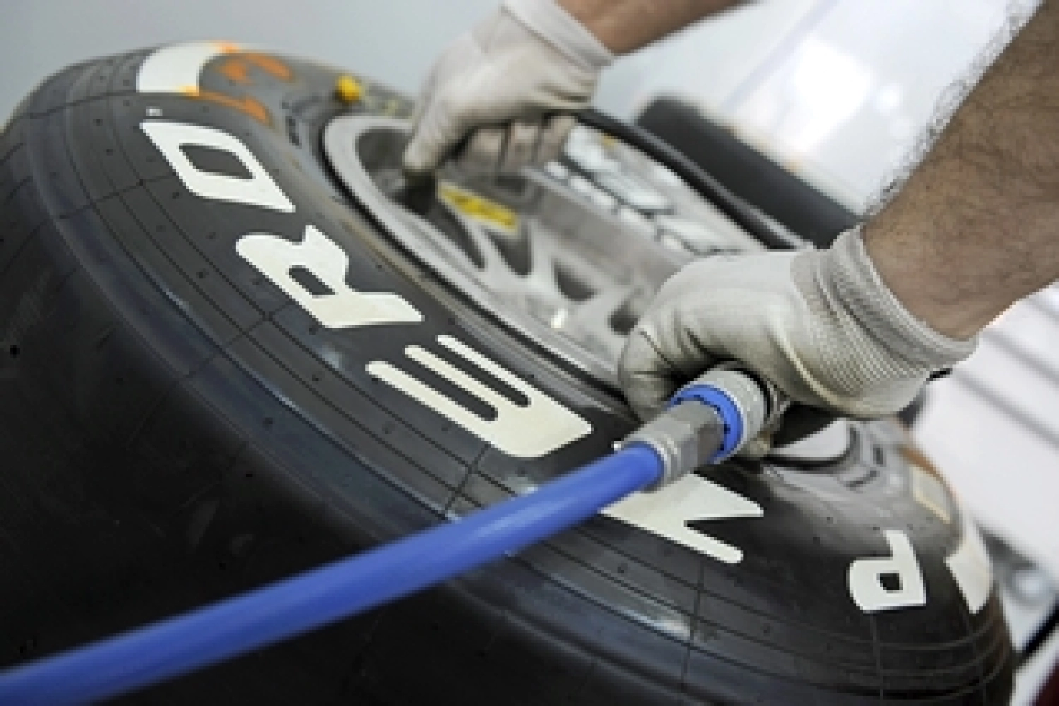 Olivier Panis inquiet pour la sécurité, Pirelli prêt à réagir