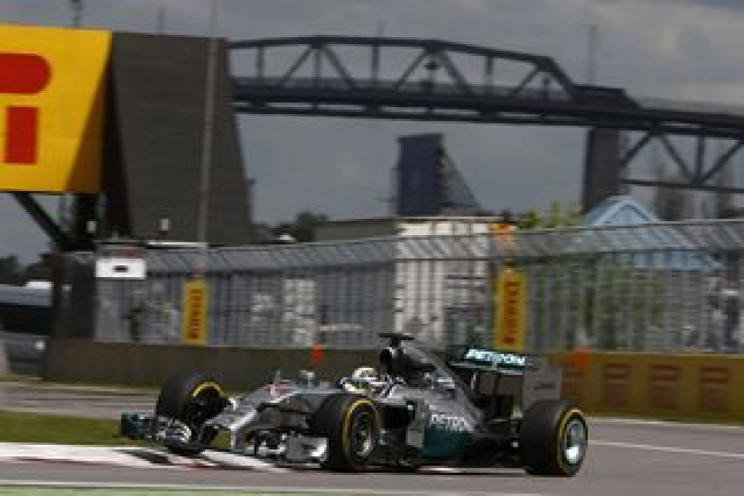 Vendredi : Chez Mercedes, Hamilton et Rosberg se surveillent