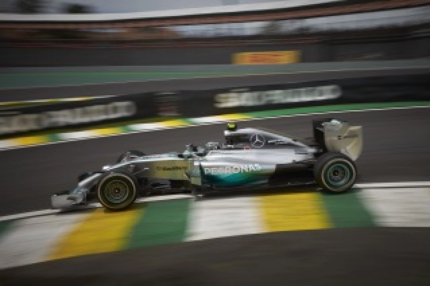 Les pilotes Mercedes trustent les premières places après les essais au Brésil