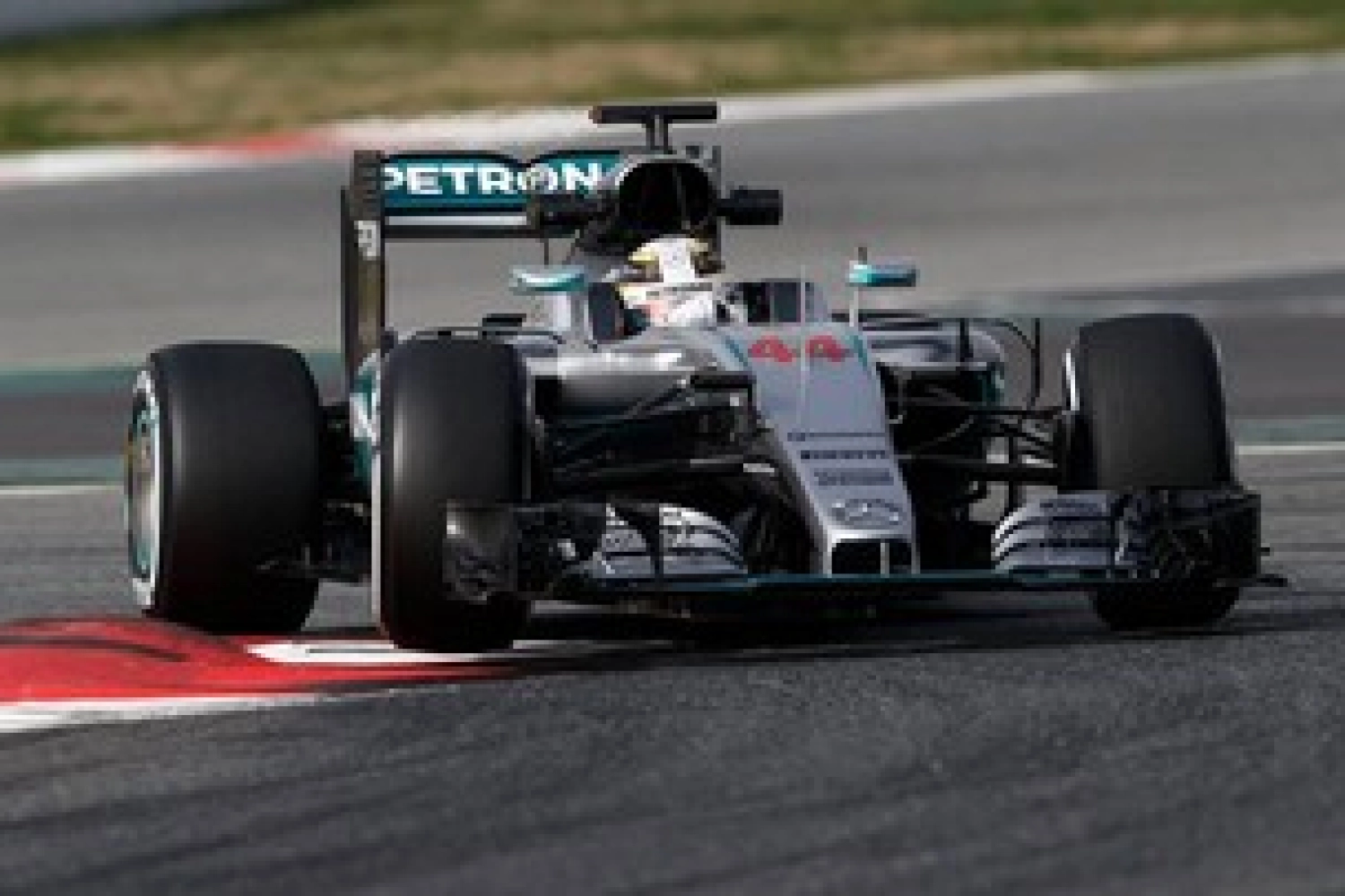 Chine : Pénalité de cinq places sur la grille pour Lewis Hamilton