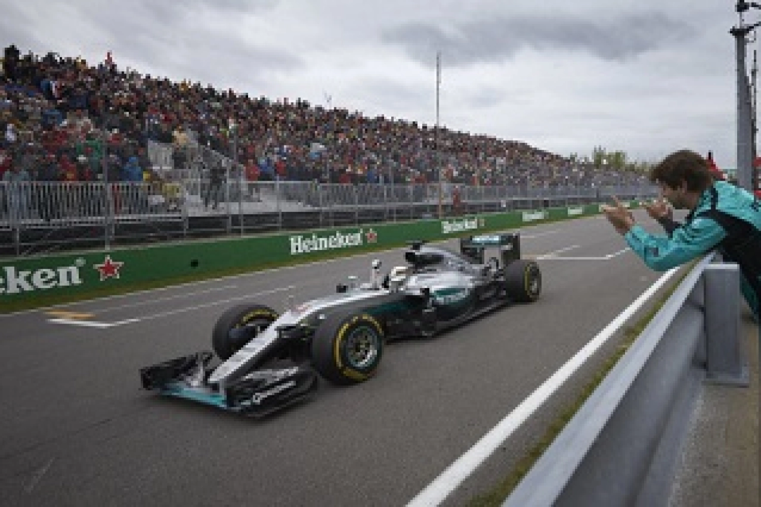 Mercedes : Hamilton gagne pendant que Rosberg reste philosophe