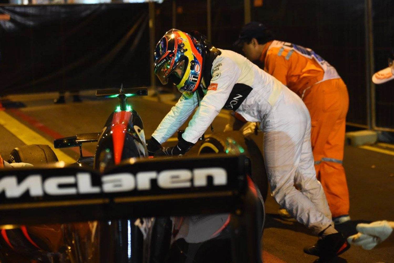 Button et Alonso successivement arrêtés en piste, un rythme moyen : Mclaren a déjà connu meilleur vendredi