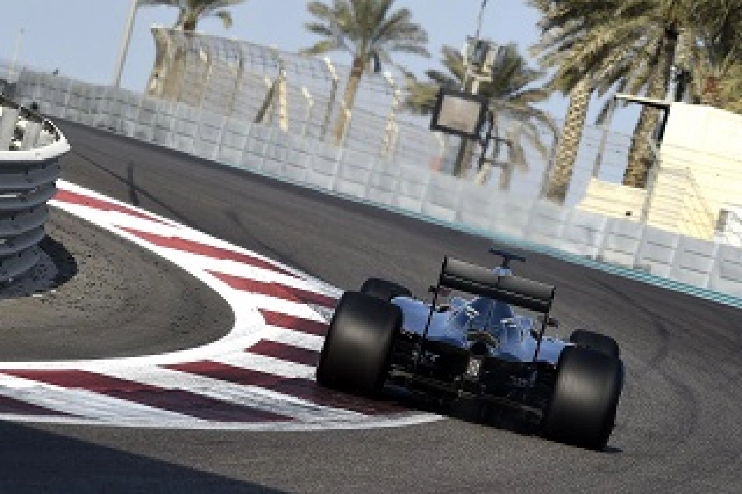Hamilton, malade, abandonne les essais Pirelli à Abu Dhabi