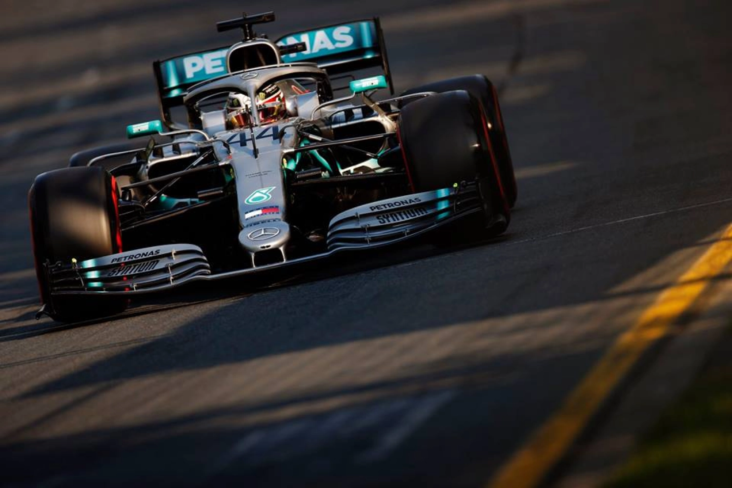 Hamilton ralenti par des soucis de fond plat en course !