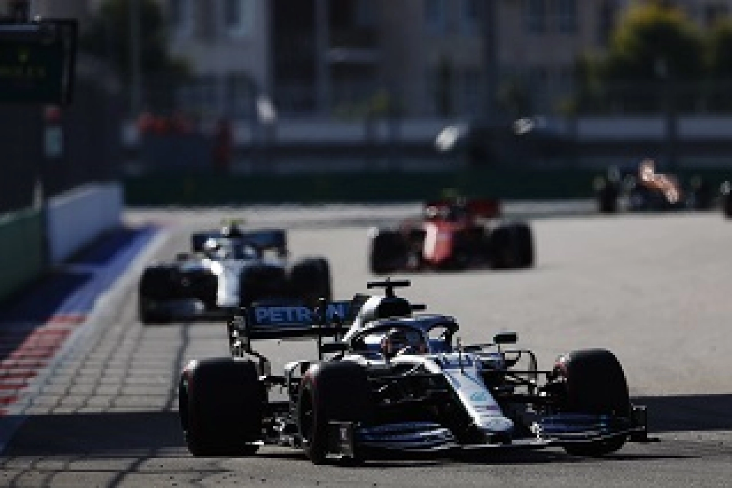 Russie – Course : Hamilton gagne, Ferrari voit rouge !