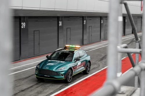 Les safety car 2021 Mercedes et Aston Martin