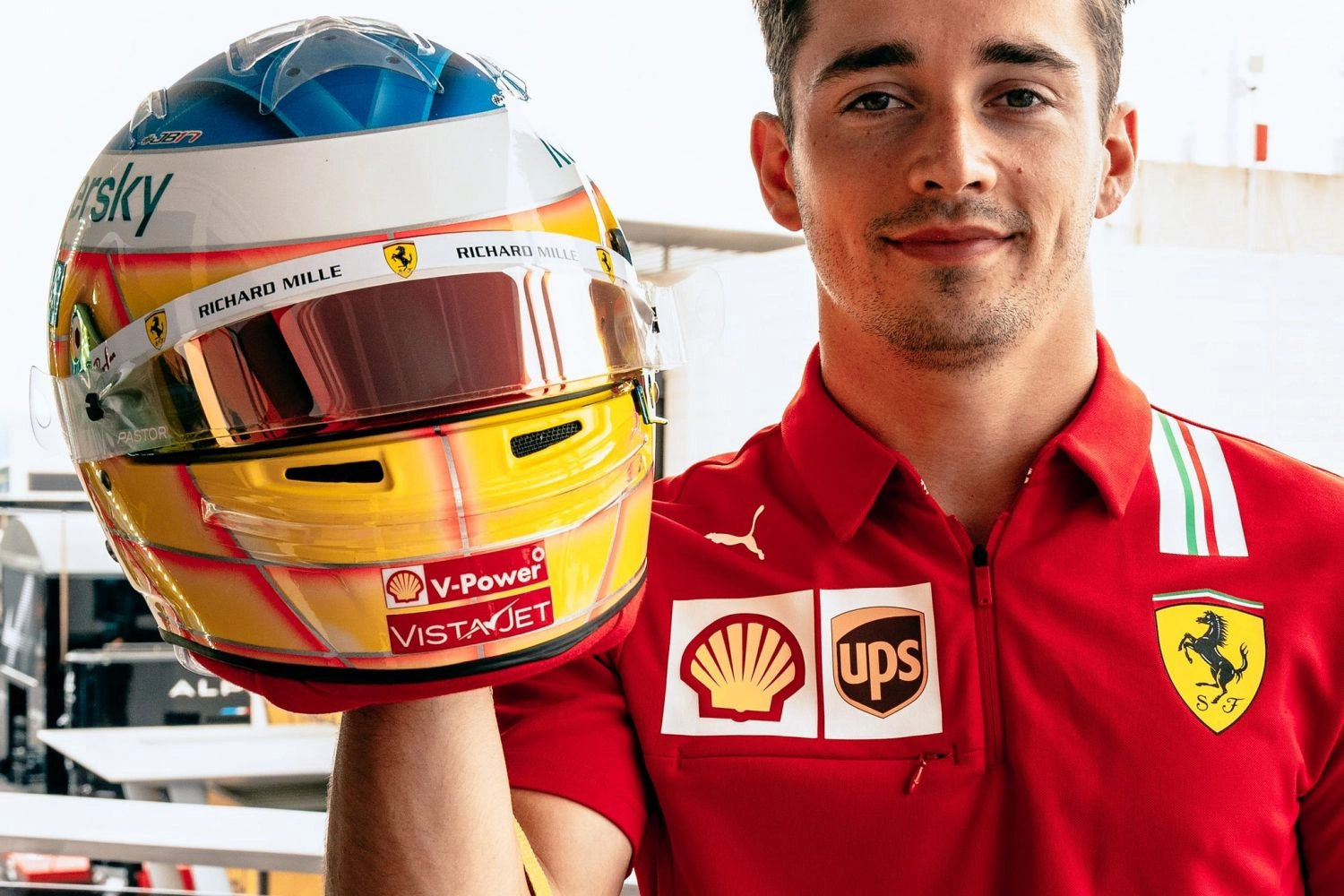 Photo : Charles Leclerc retourne en enfance avec un casque spécial