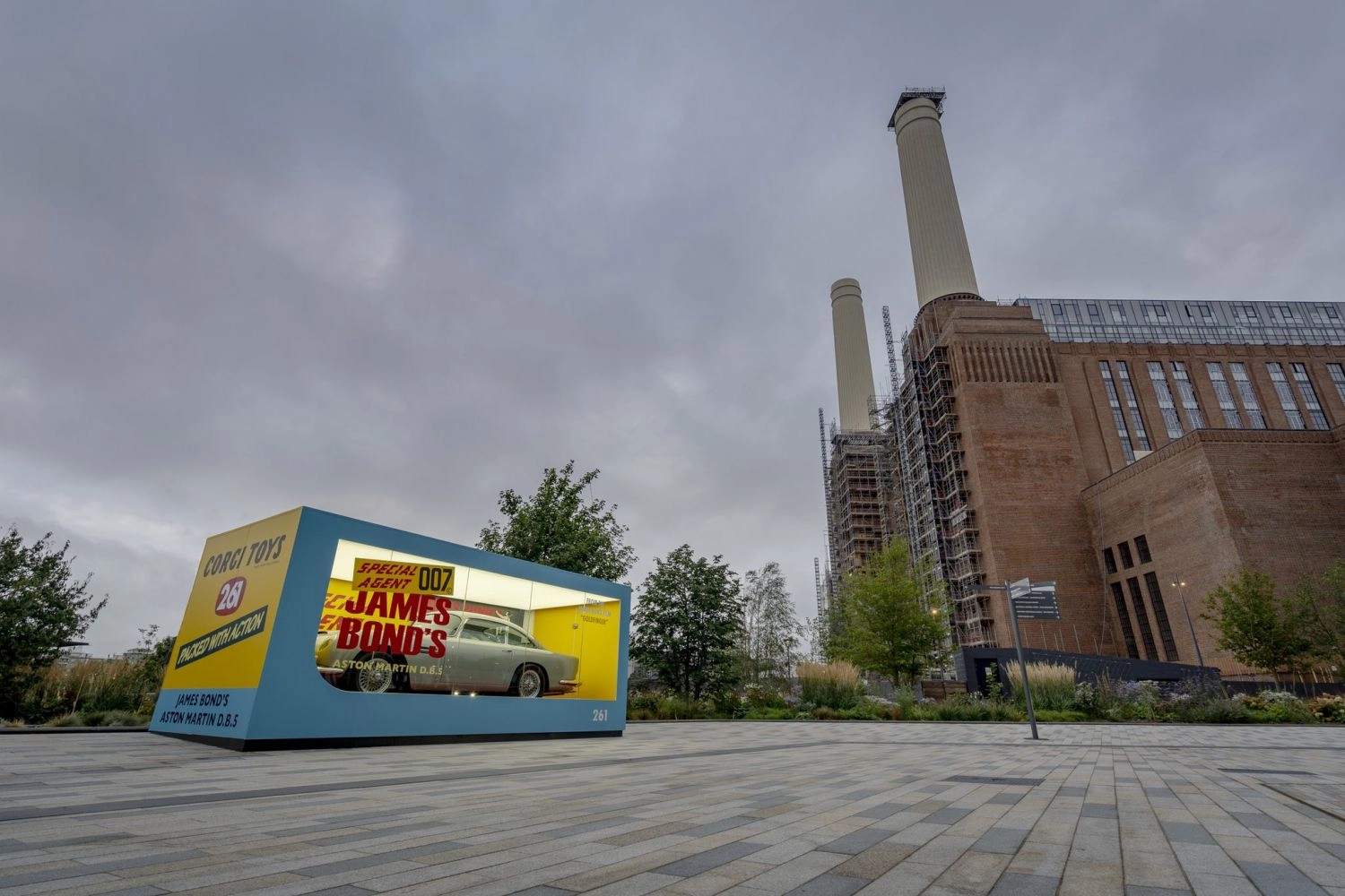James Bond en promo à Londres avec Aston Martin