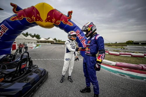 Tsunoda en séance karting avec un pilote de MotoGP à Faenza