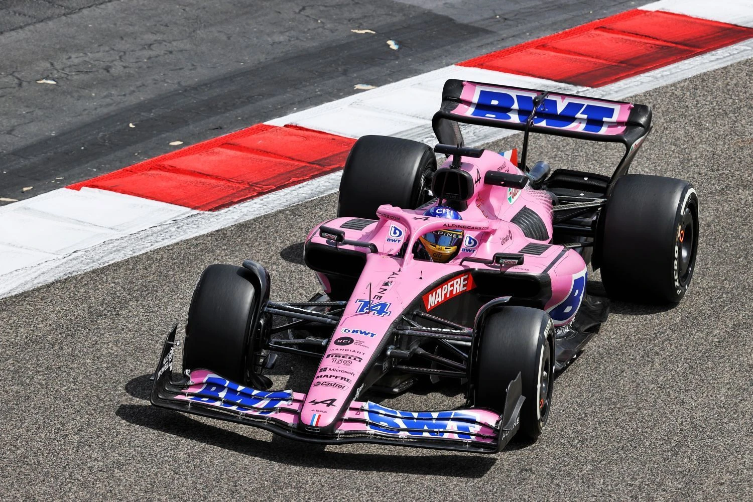 Fernando Alonso présente son nouveau casque… rose