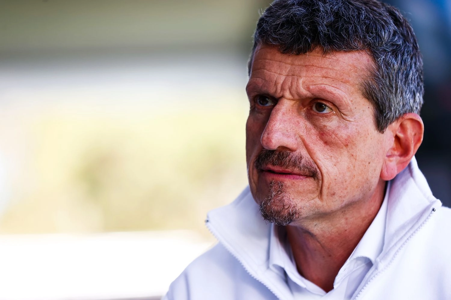 Günther Steiner réprimandé pour ses propos sur les commissaires de course