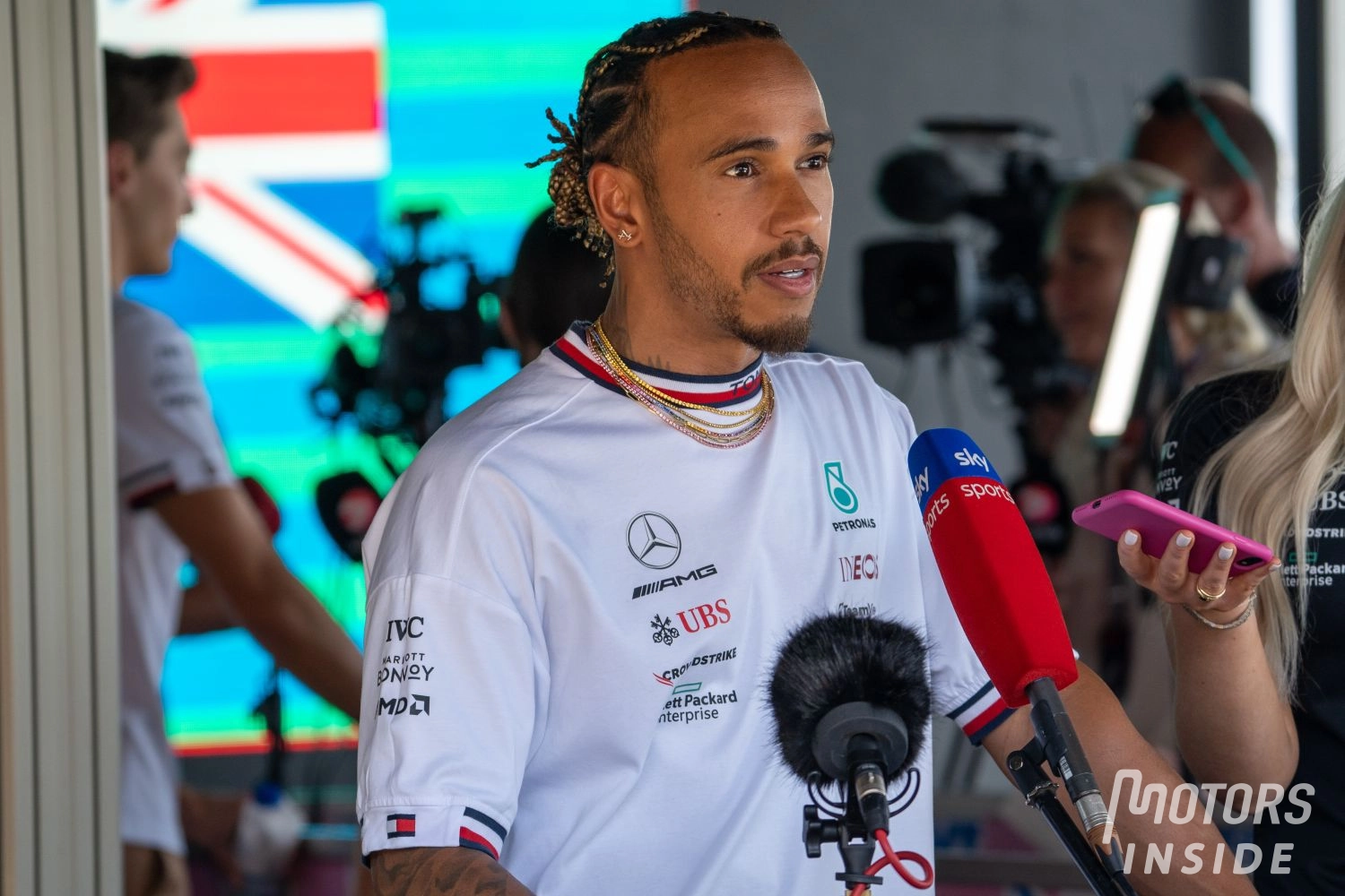 Hamilton effleure la monoplace de Perez sous parc fermé et la polémique née (vidéo)