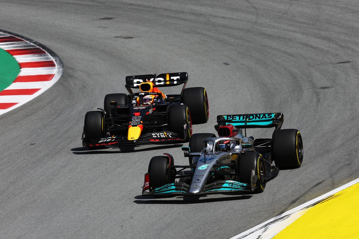 Verstappen prend la défense de Russell après leur bataille