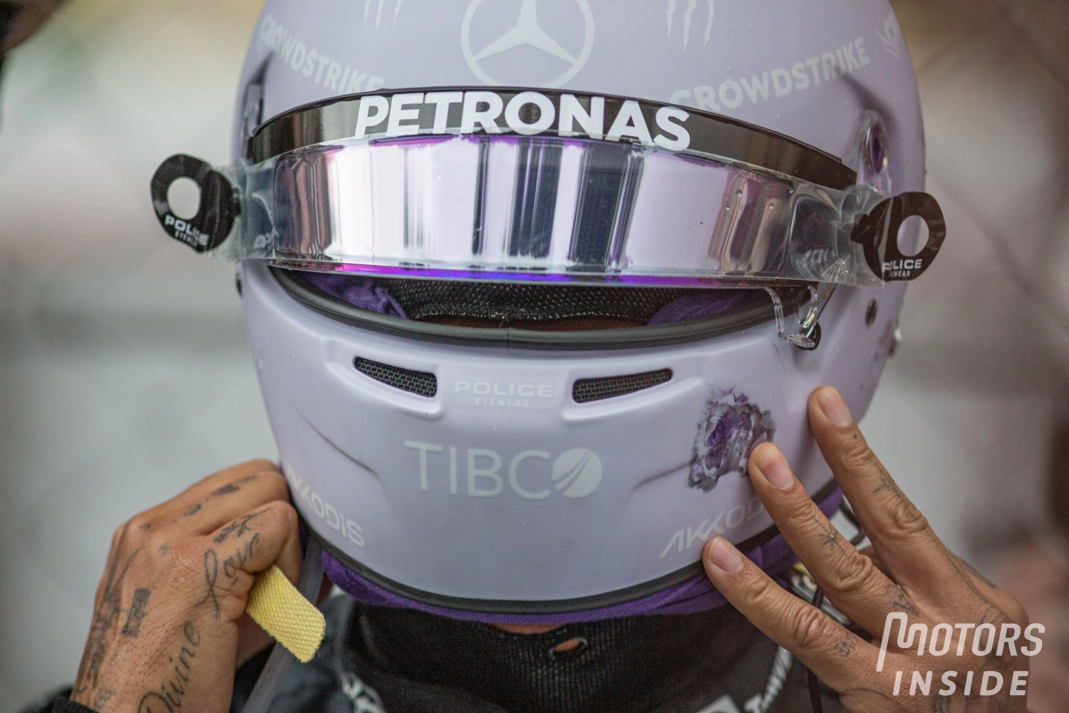 Lewis Hamilton change de casque durant la course à Monaco