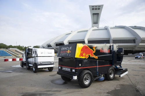 La course des pilotes Red Bull sur une surfaceuse à glace