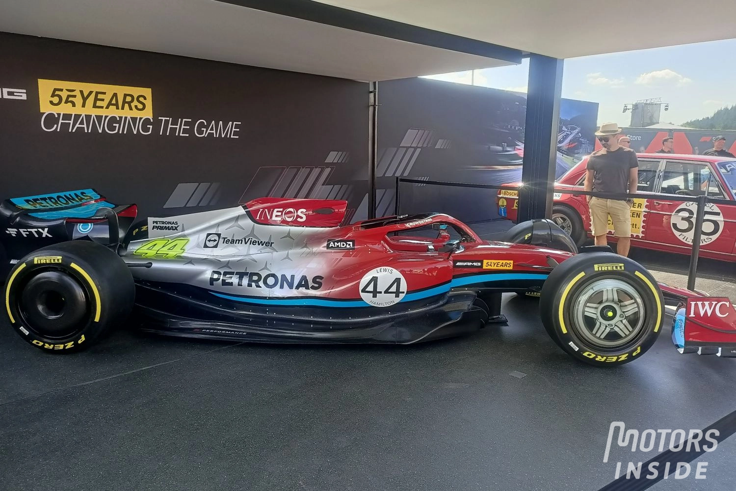 Une robe hommage pour Mercedes dans le paddock