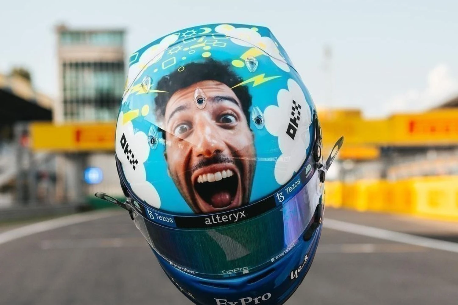 Daniel Ricciardo avec un casque hommage à Valentino Rossi