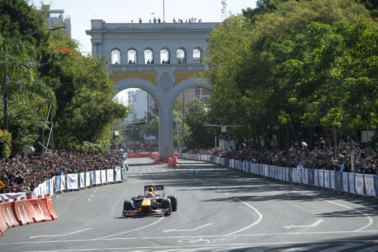 Red Bull fait son show au Mexique à Guadalajara, la ville de Perez