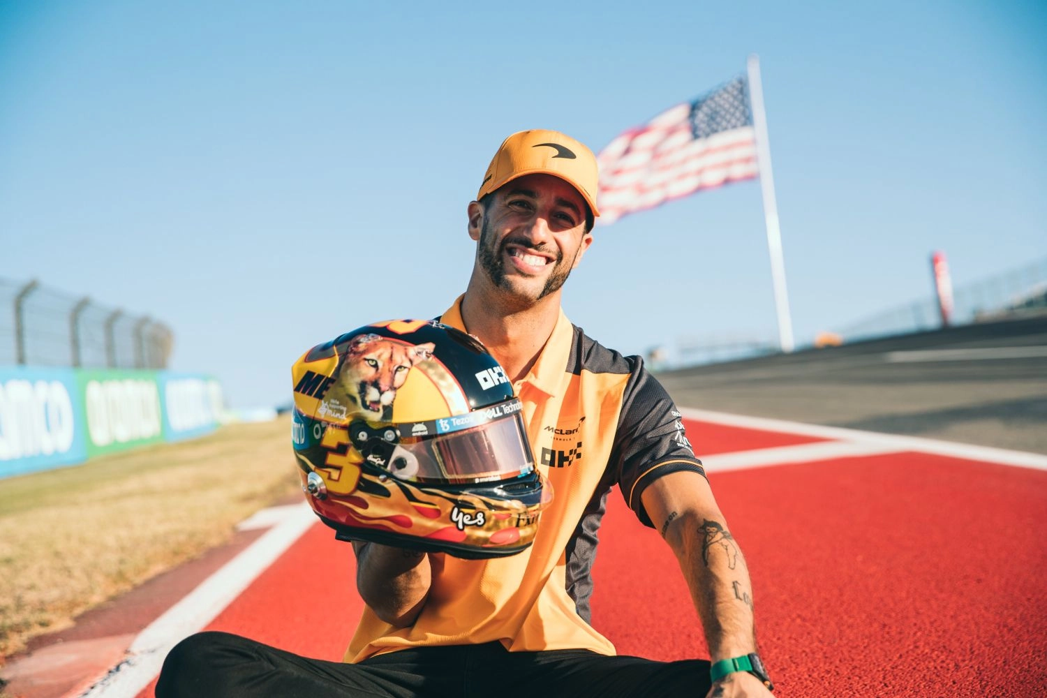 Ricciardo porte un casque spécial avec un jaguar à Austin