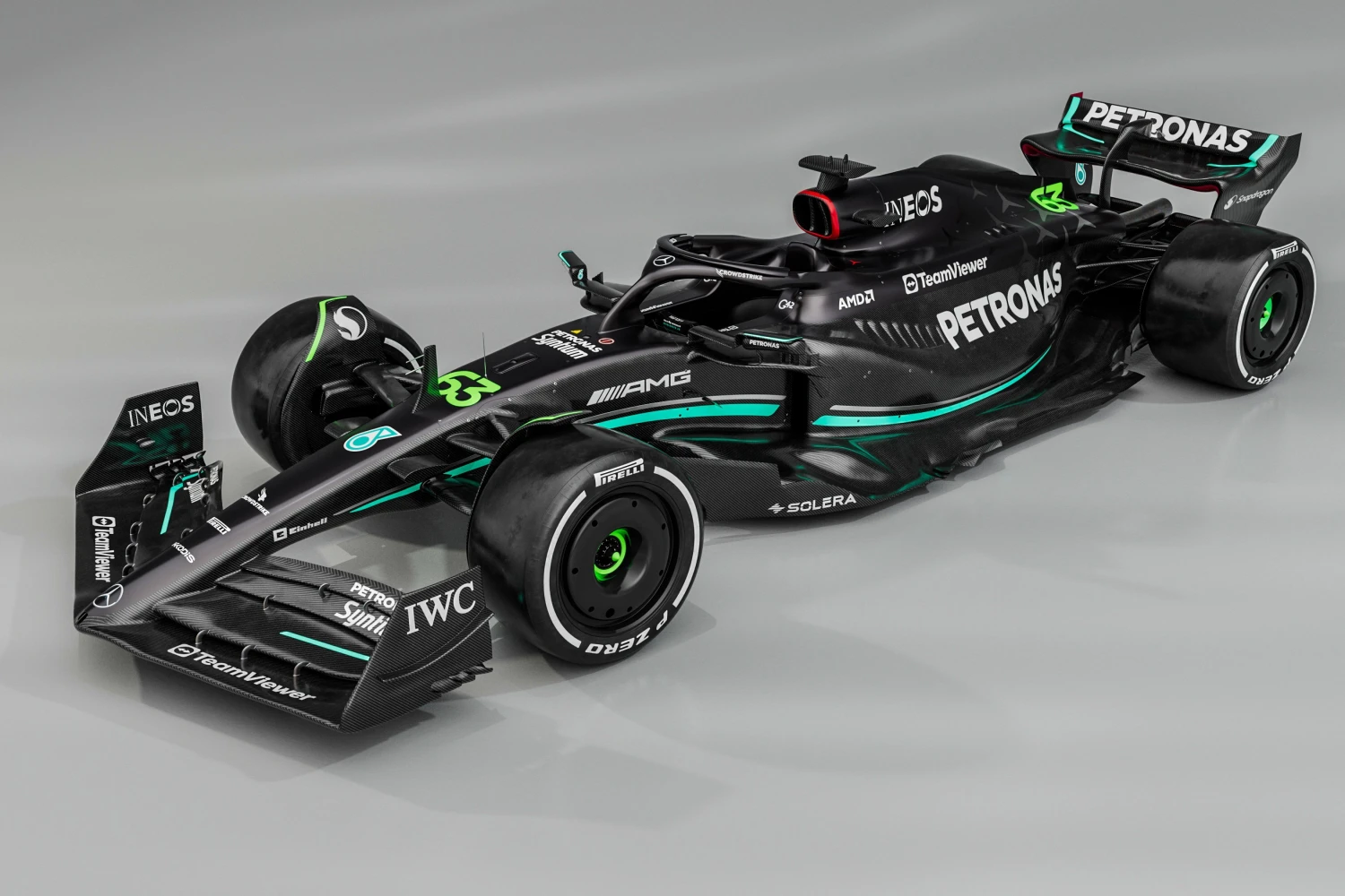 Mercedes dévoile sa W14 vêtue de noir carbone