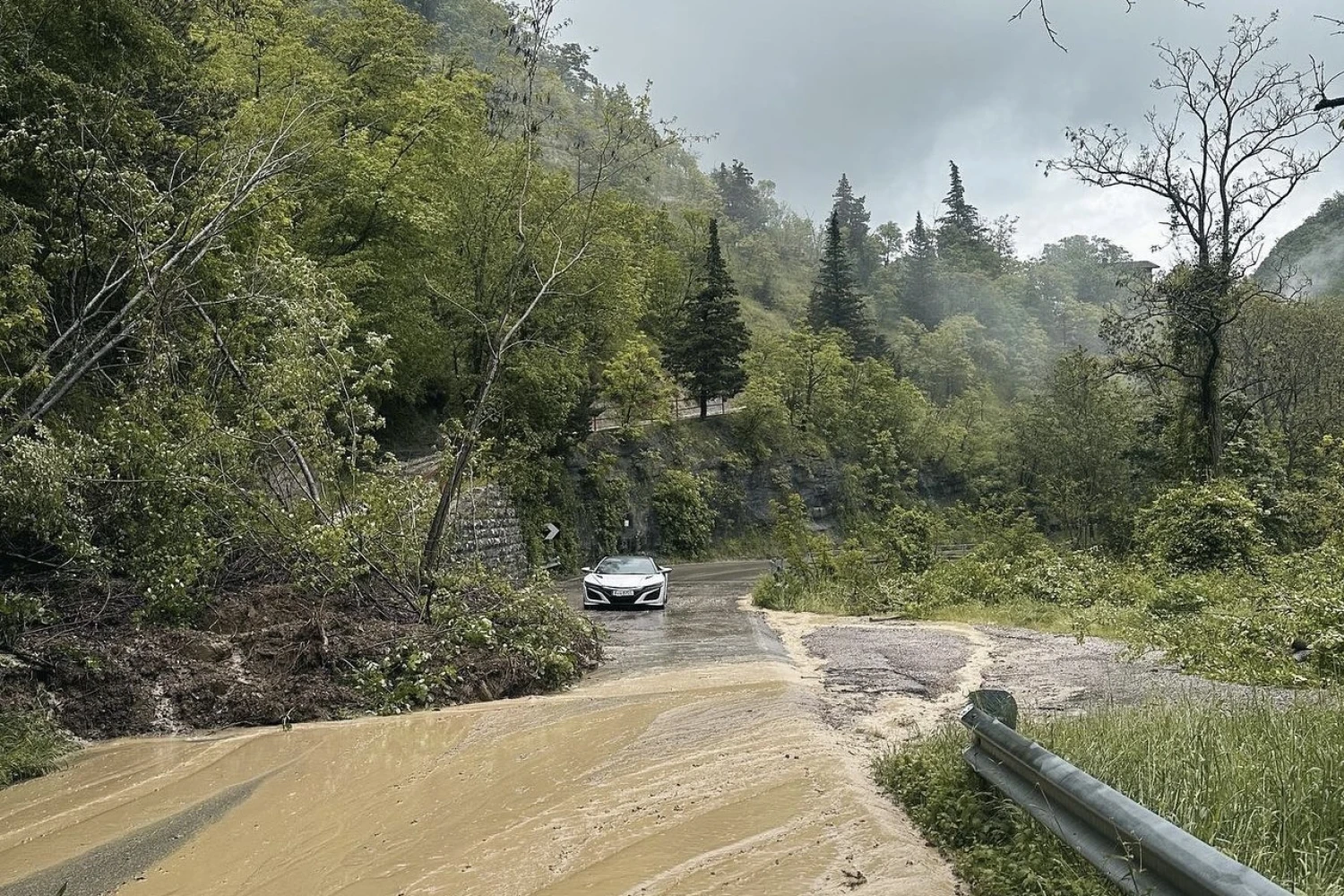 Les pilotes AlphaTauri au coeur des inondations en Italie