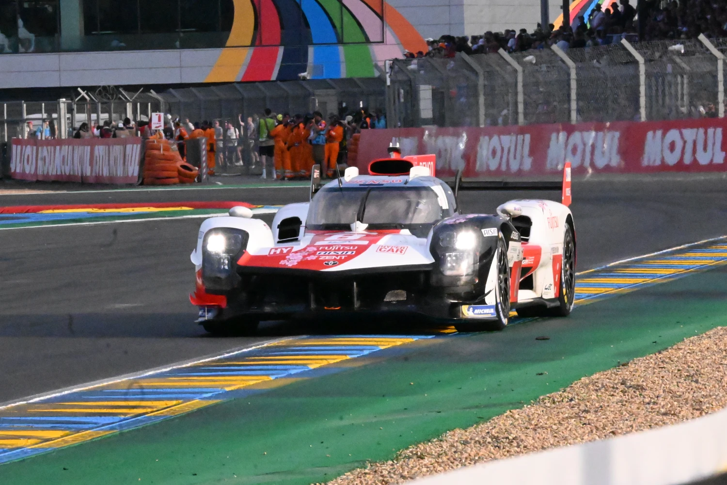 24 h du Mans – H+12 : Toyota reprend les commandes, Peugeot à la faute