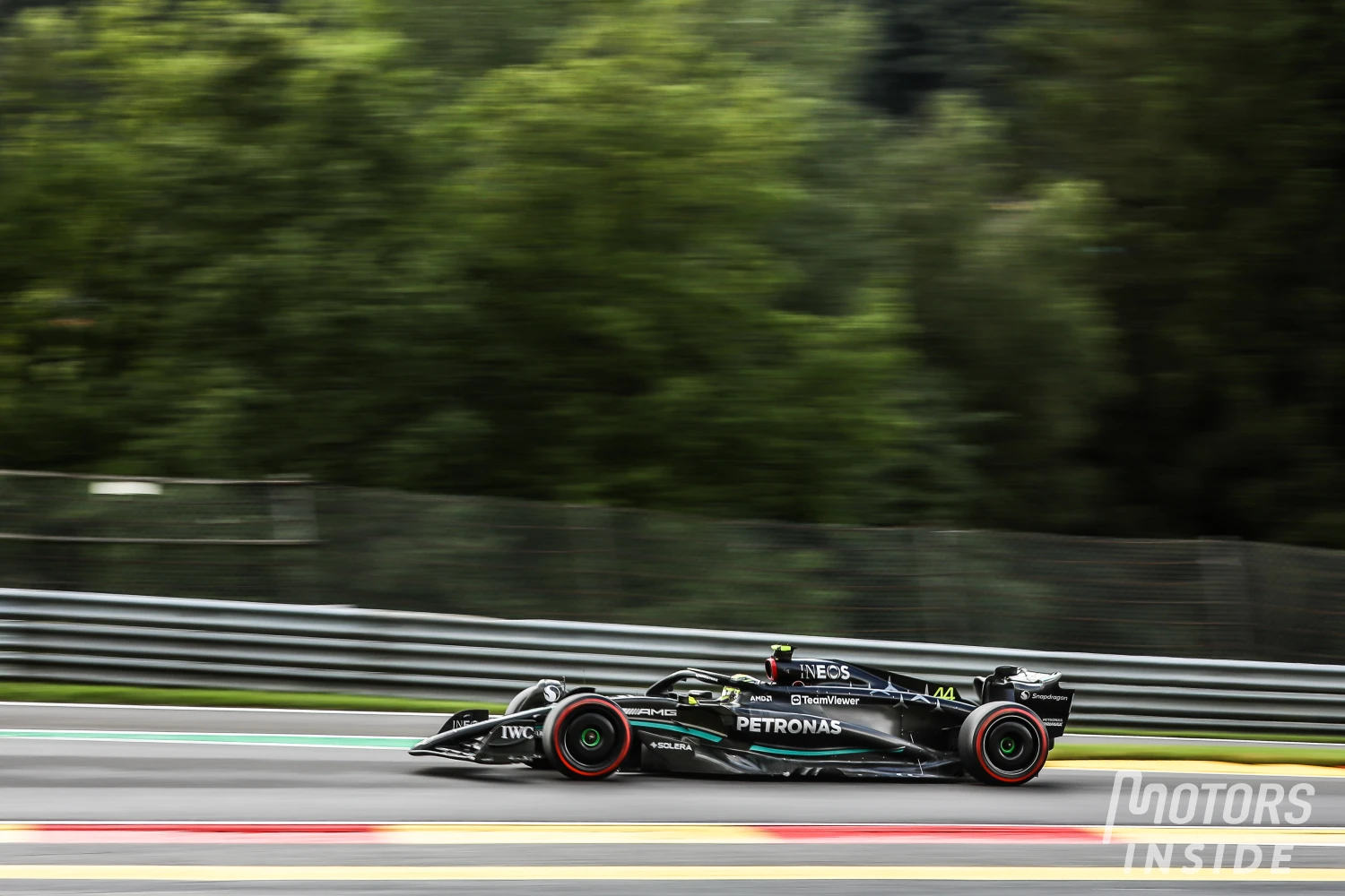 Lewis Hamilton : « Si j&rsquo;étais dans la voiture de Sergio, ce serait différent pour Max »