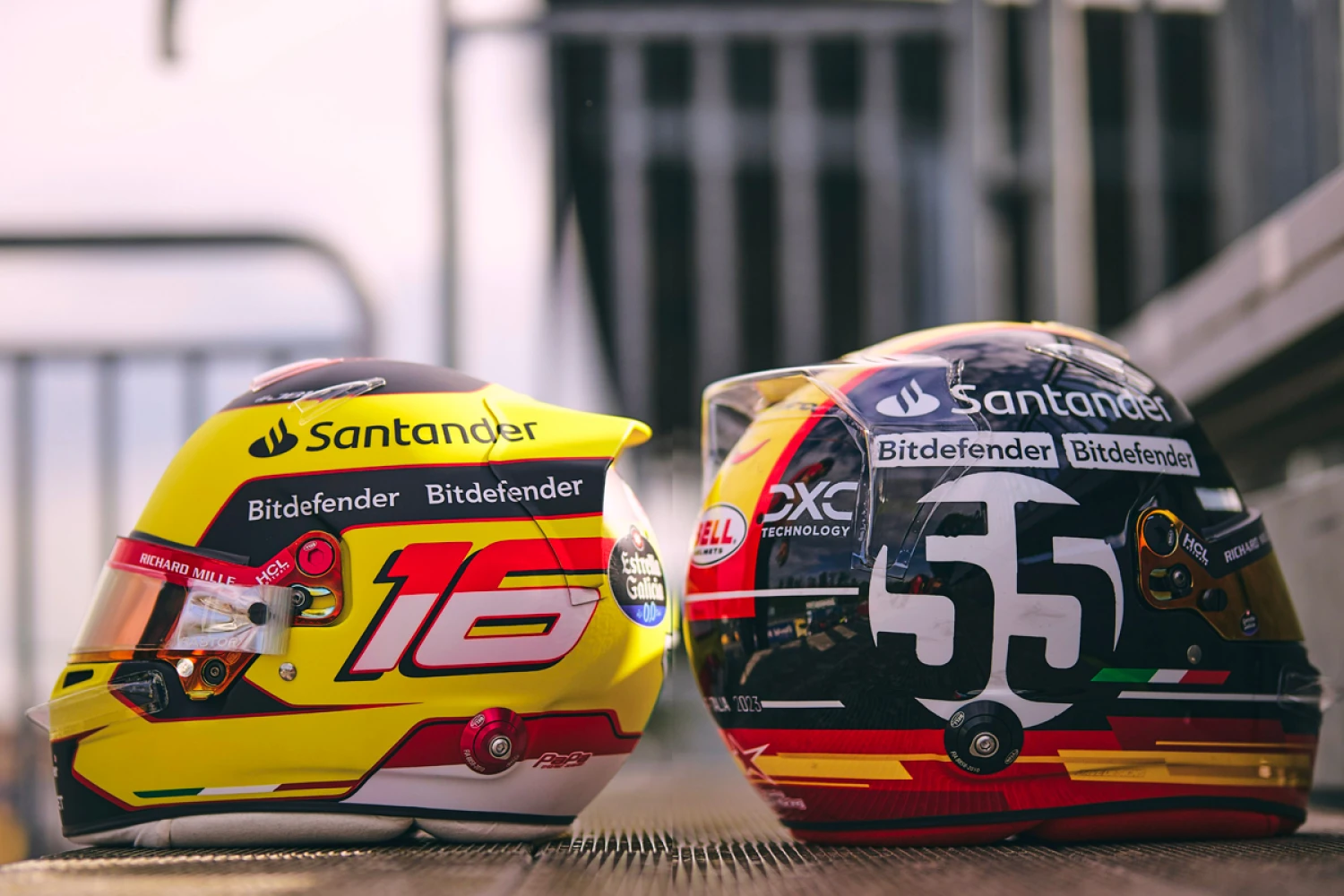 Les pilotes Ferrari avec un casque spécial à Monza