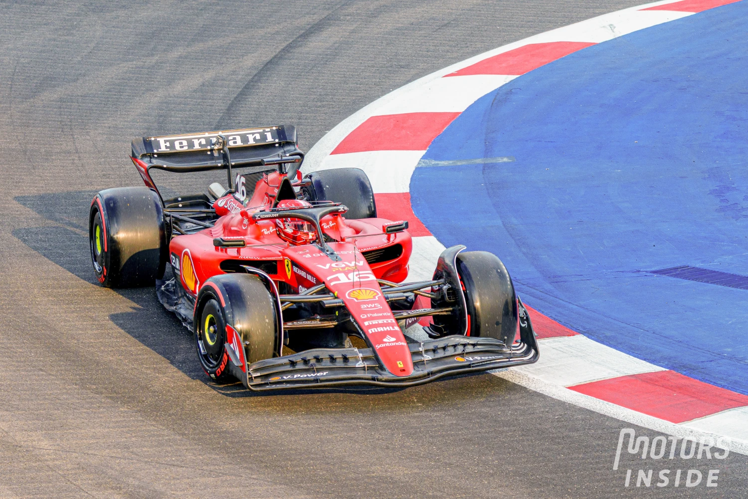 Grand Prix de Singapour – Essais Libres 1 : Les pilotes Ferrari mènent devant Verstappen