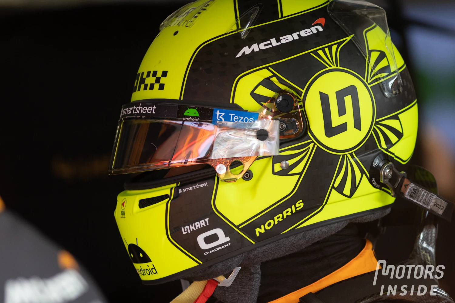 Une réplique d&rsquo;un casque de Lando Norris mis en vente aux enchères pour la cause