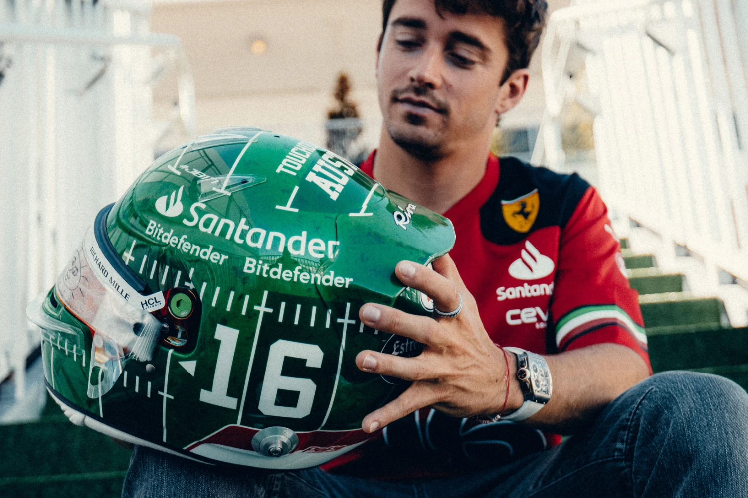 Charles Leclerc en mode Football Américain pour son casque à Austin