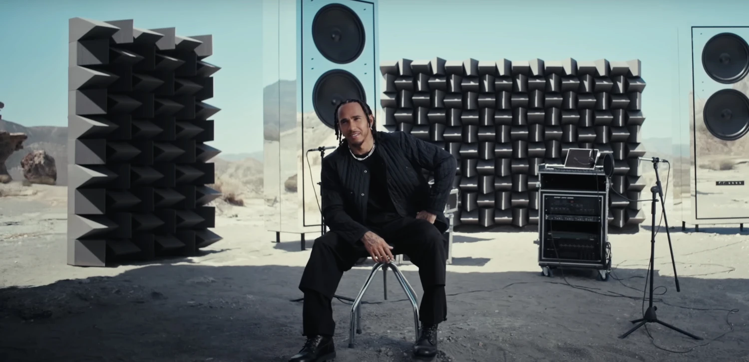 Lewis Hamilton, George Russell et Toto Wolff dans la dernière publicité Mercedes (vidéo)