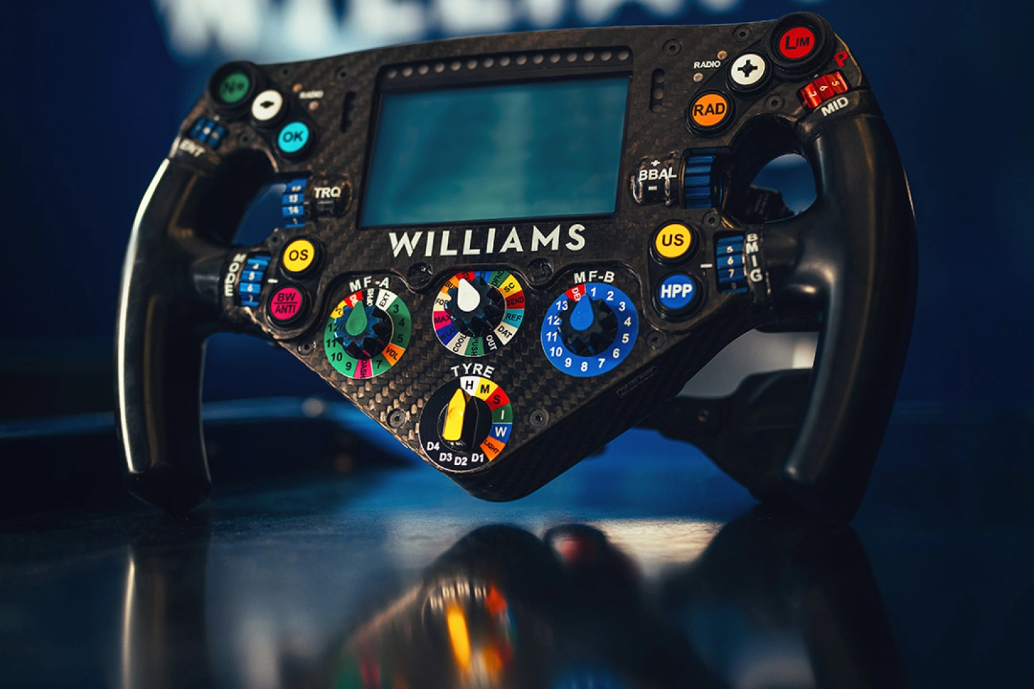 Williams arrive à Bahreïn enfin avec un volant moderne intégrant l&rsquo;écran