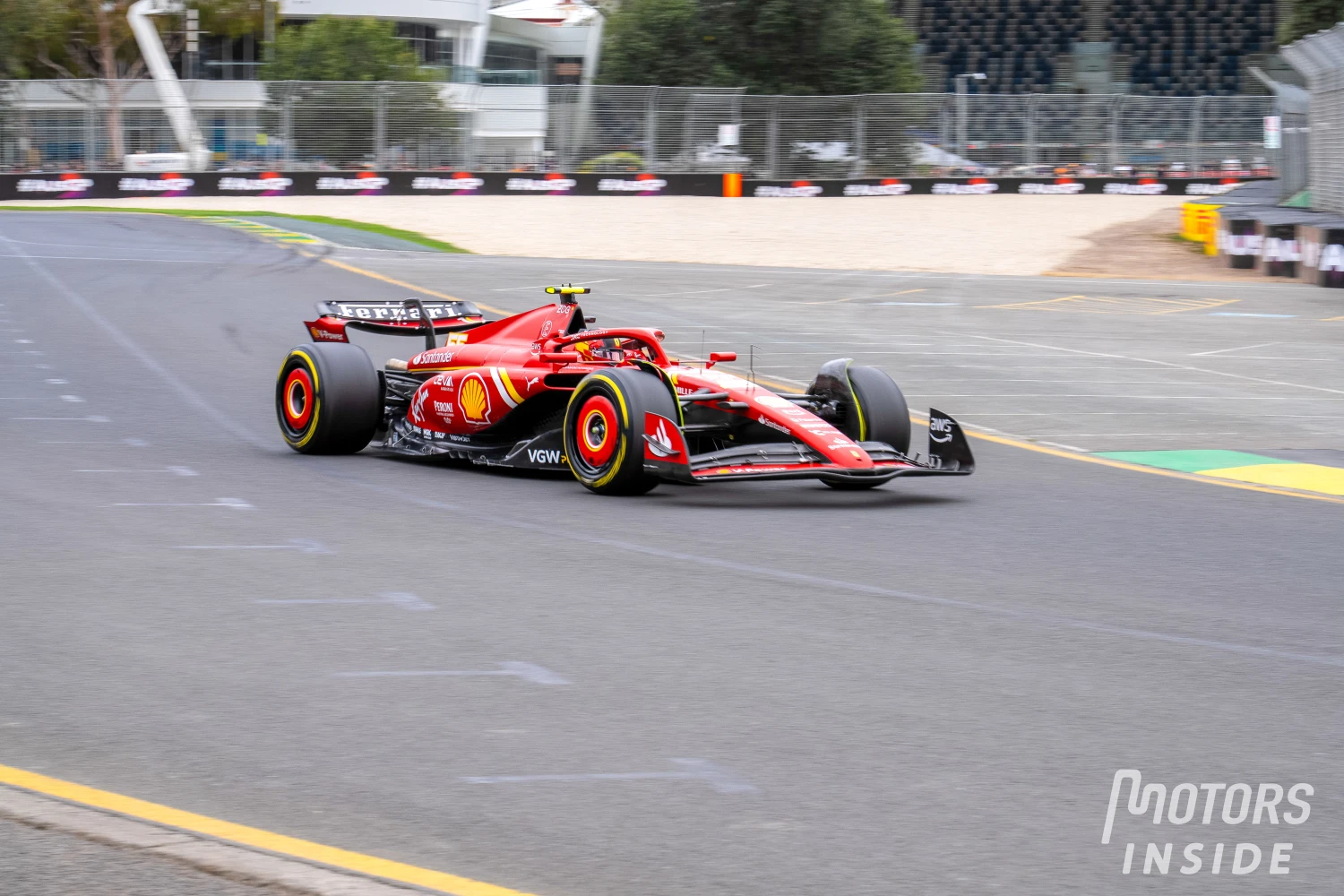 Carlos Sainz réprimandé par la FIA à Melbourne pour un départ sur la ligne droite en fin des EL3