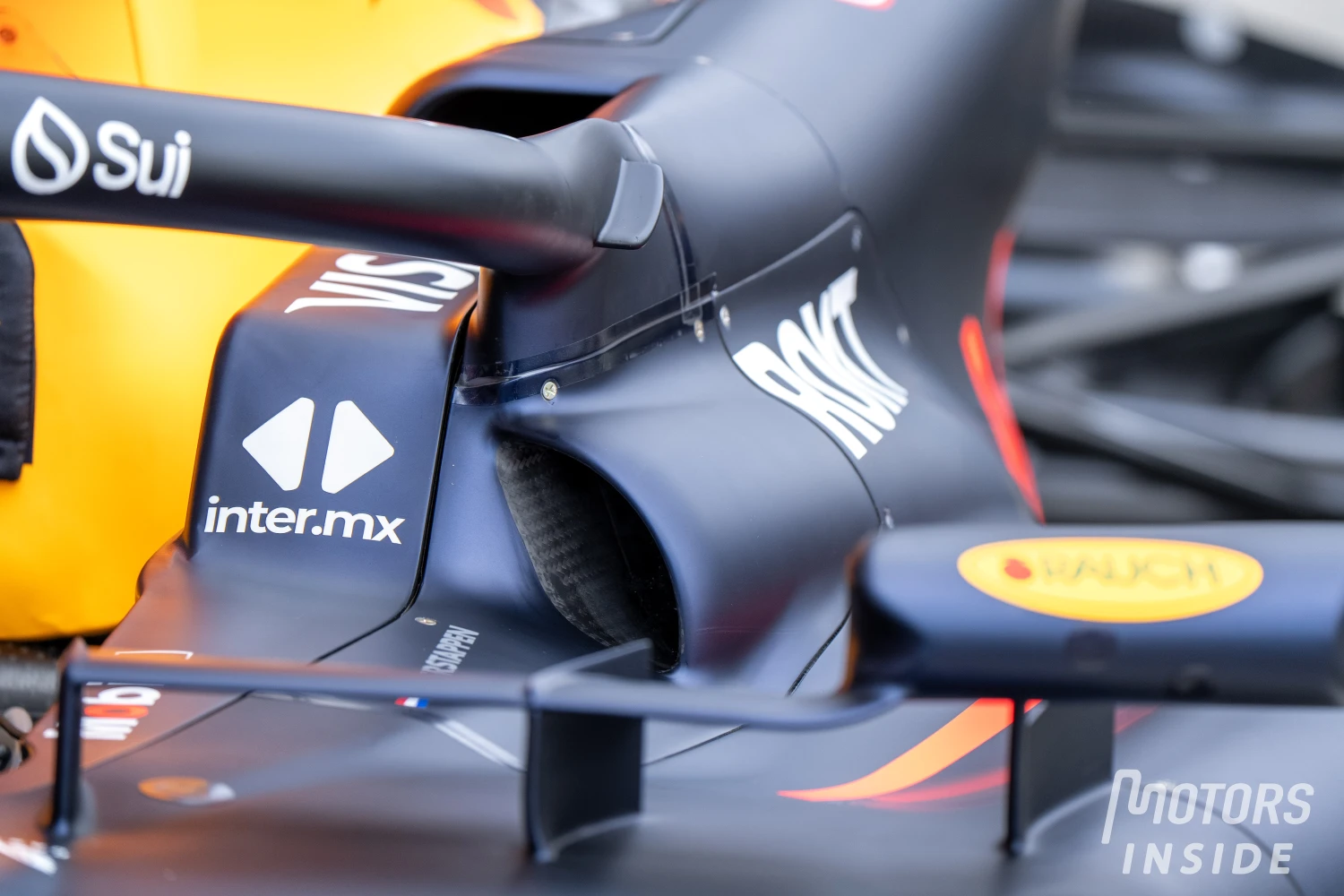 Red Bull ajoute encore un trou dans son système de refroidissement à côté du cockpit