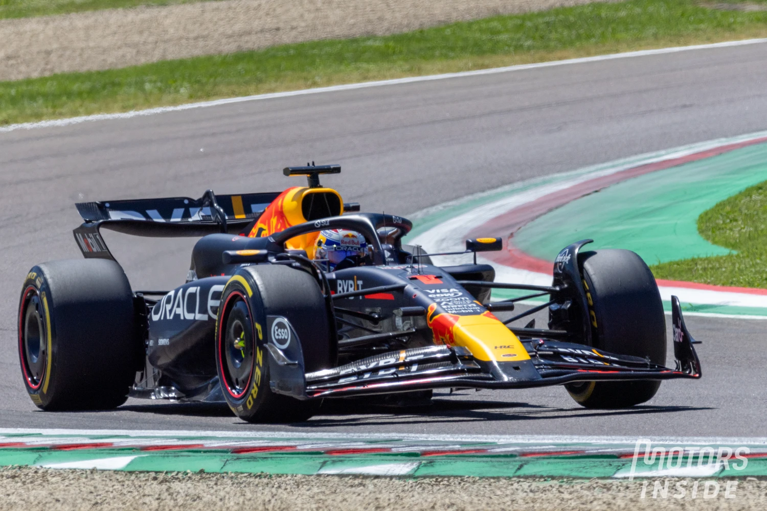 Grand Prix d&rsquo;Émilie-Romagne : Max Verstappen vainqueur malgré la pression extrême de Lando Norris