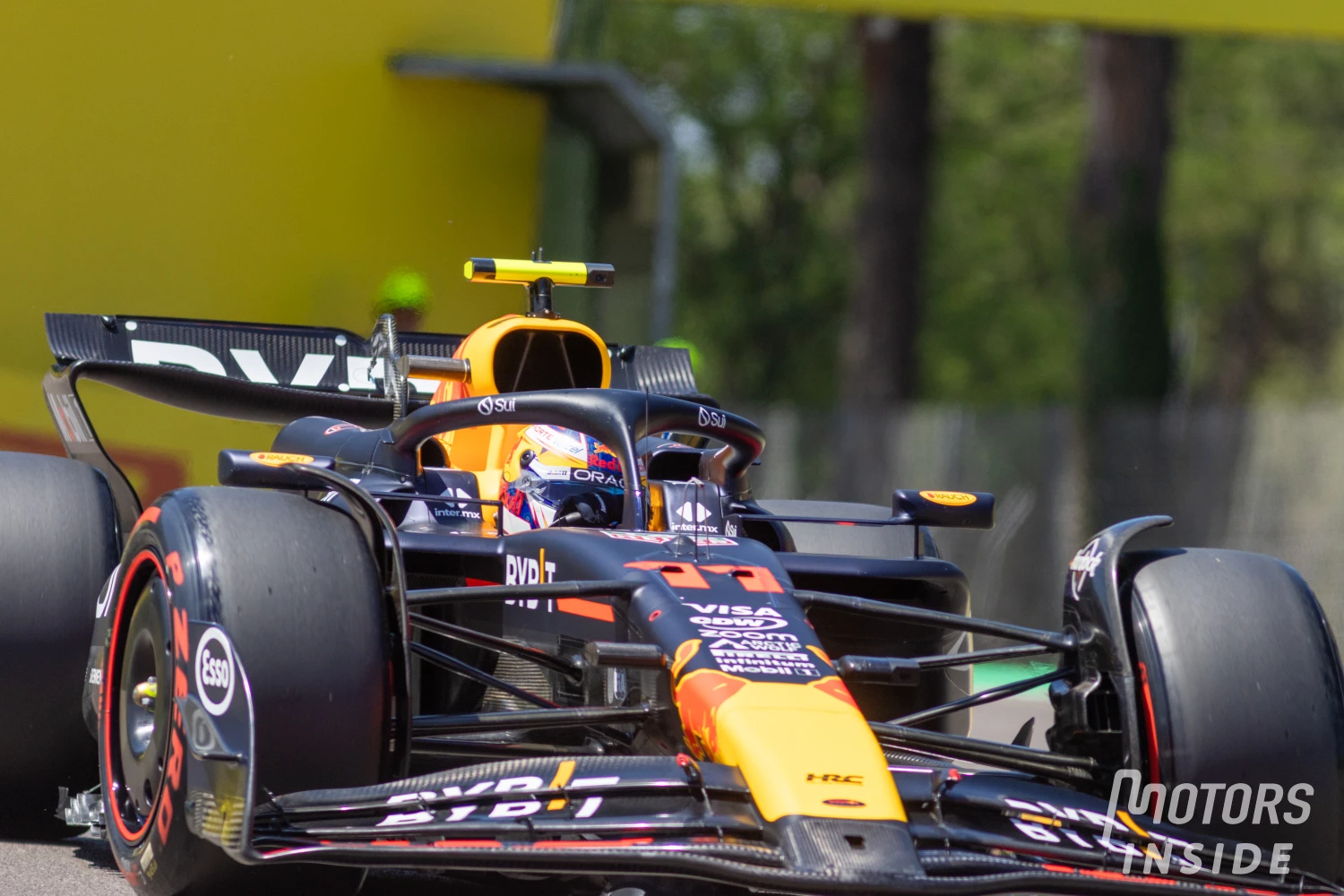 Sergio Perez a lui aussi roulé trop vite dans la voie des stands