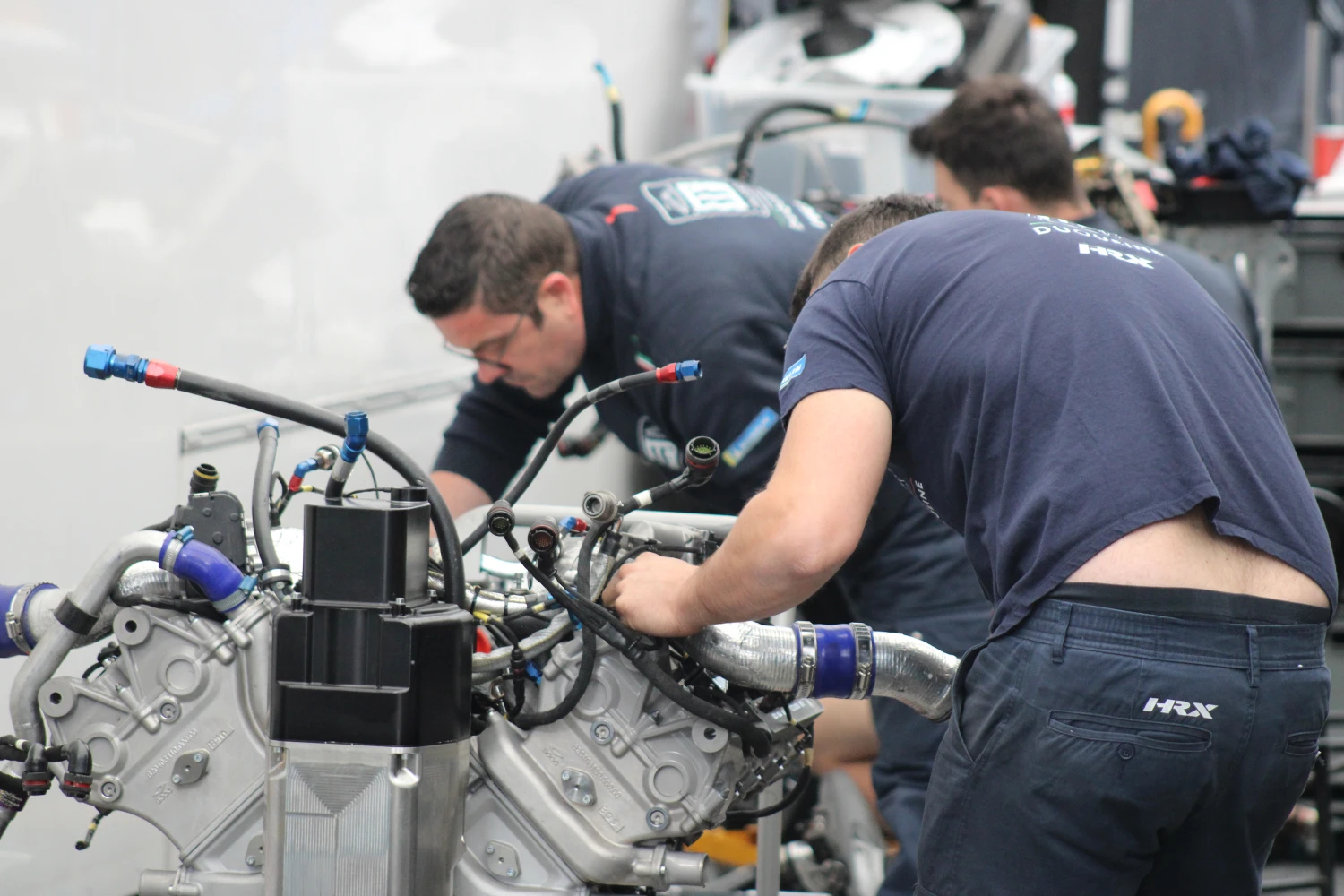 Au Mans, tout le monde s&rsquo;active dans le paddock avant les 24 Heures