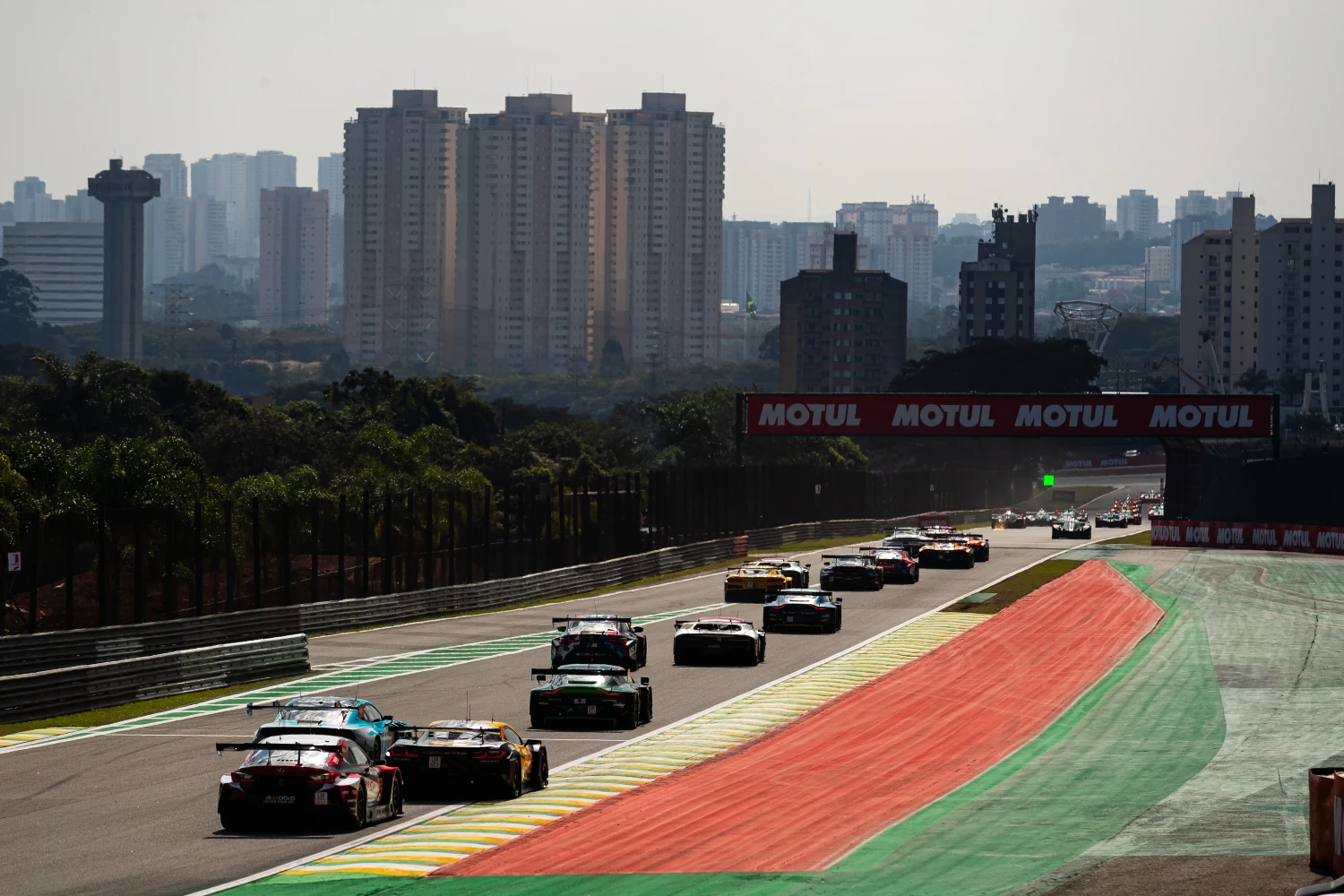 6 Heures de Sao Paulo – Course (H+2) : Toyota maîtrise, Iron Dames et Manthey en lutte