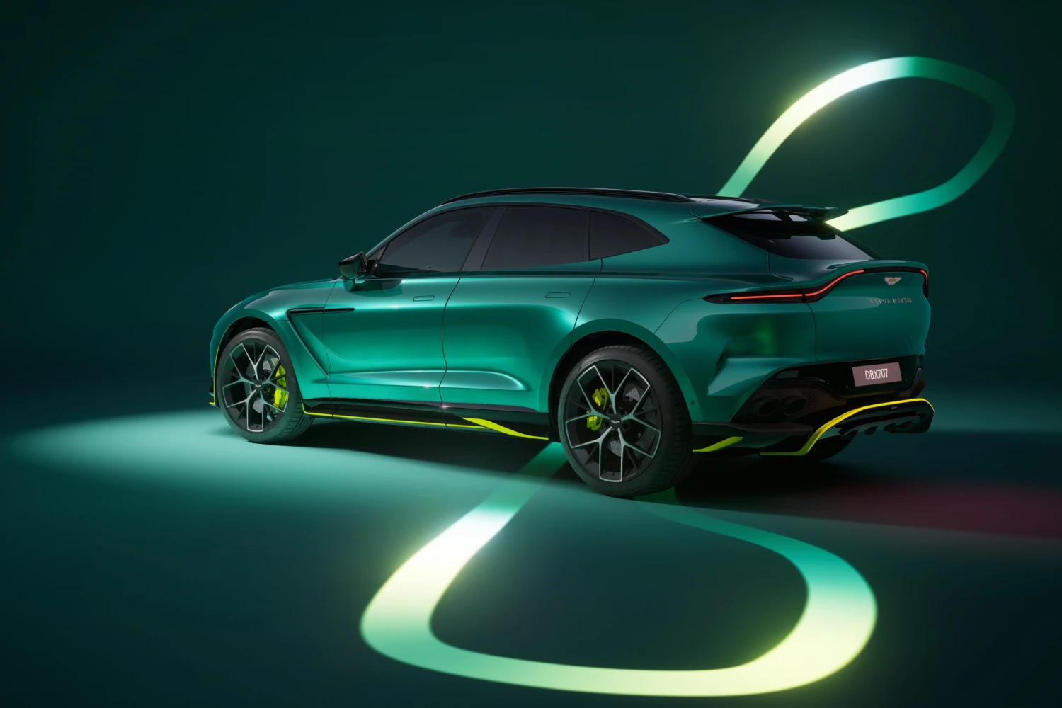 Aston Martin présente une édition spéciale DBX707 AMR24