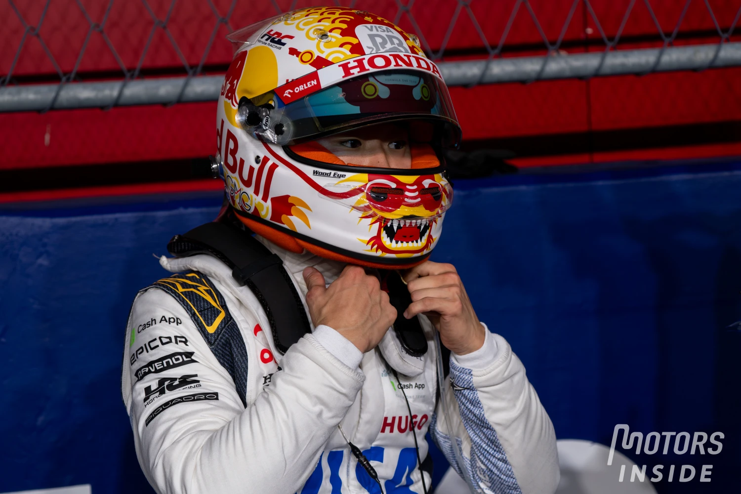 La Red Bull de Tsunoda prend feu lors d&rsquo;un roadshow