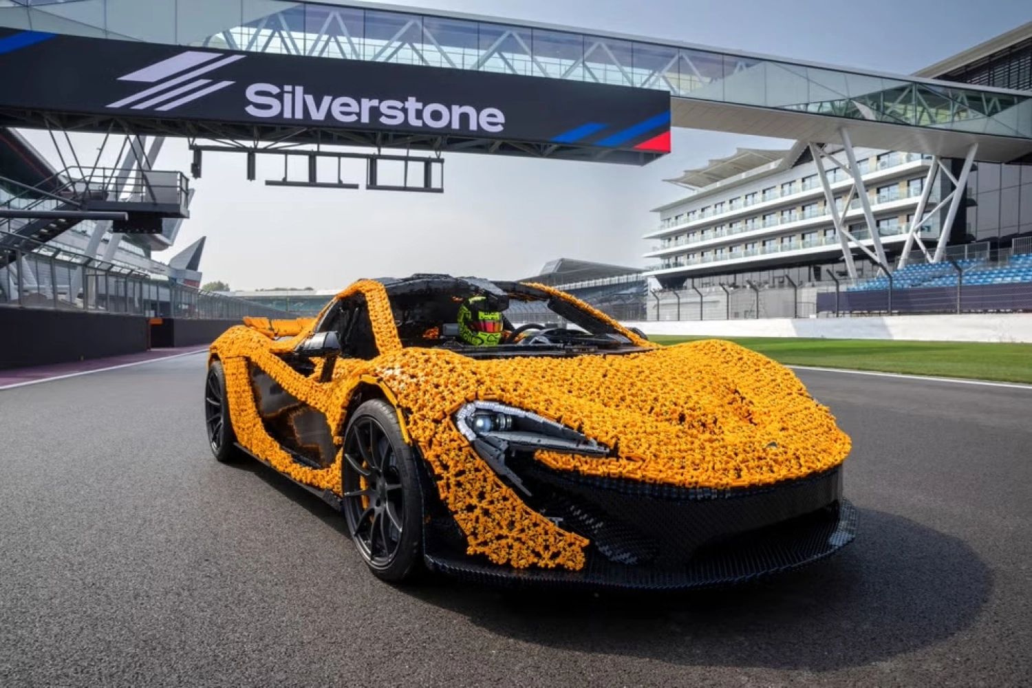 Lando Norris a conduit une McLaren en LEGO à Silverstone
