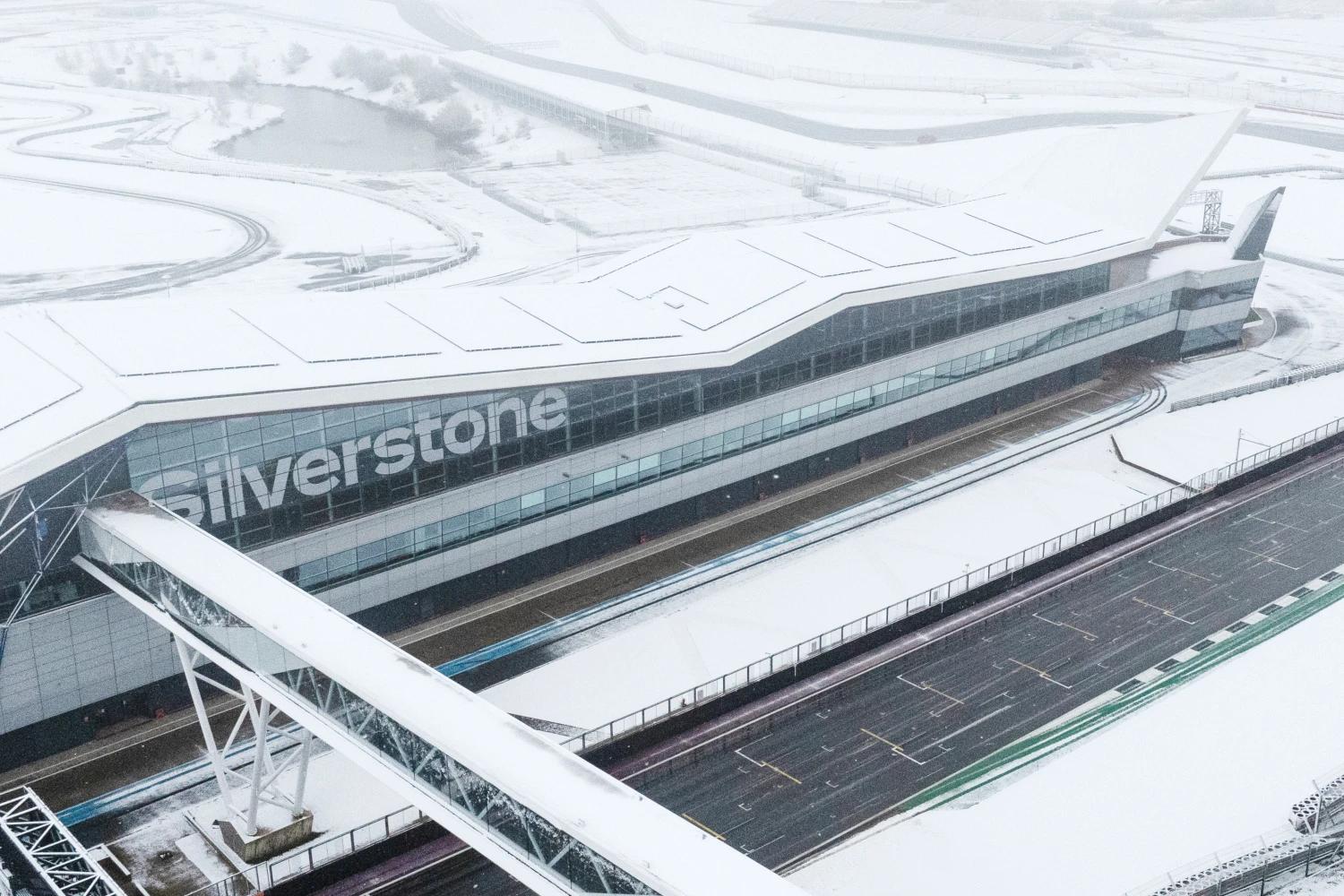 Le circuit de F1 de Silverstone est sous la neige
