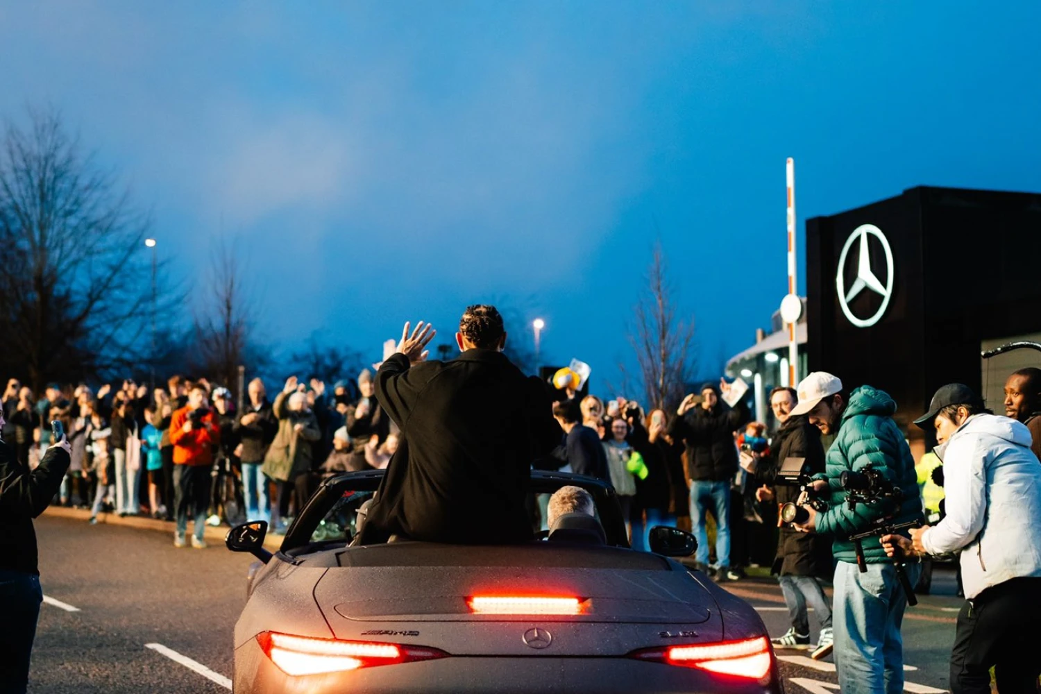 Lewis Hamilton a fait ses adieux à l&rsquo;usine Mercedes sous un convoi d&rsquo;honneur et des feux d&rsquo;artifice