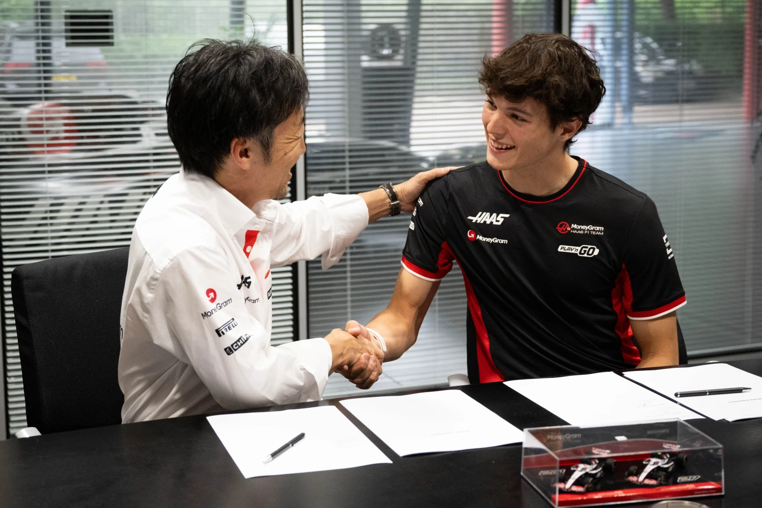 Ayao Komatsu est convaincu qu&rsquo;Ollie Bearman sera un pilote Ferrari dans le futur
