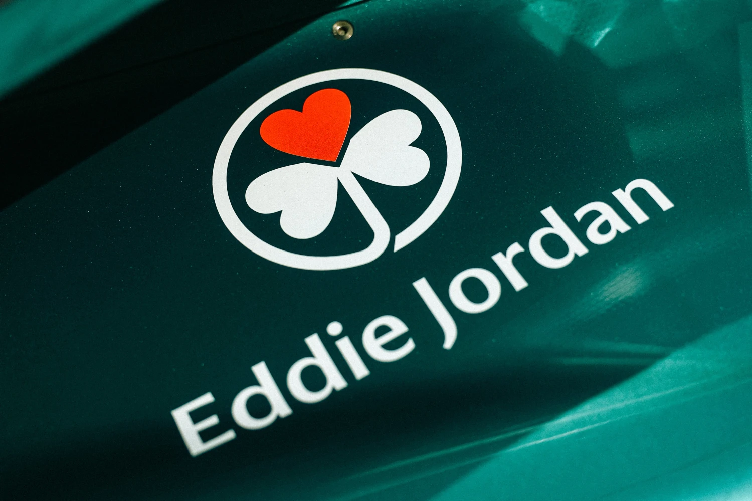Aston Martin rend un (trop) léger hommage à Eddie Jordan sur sa monoplace