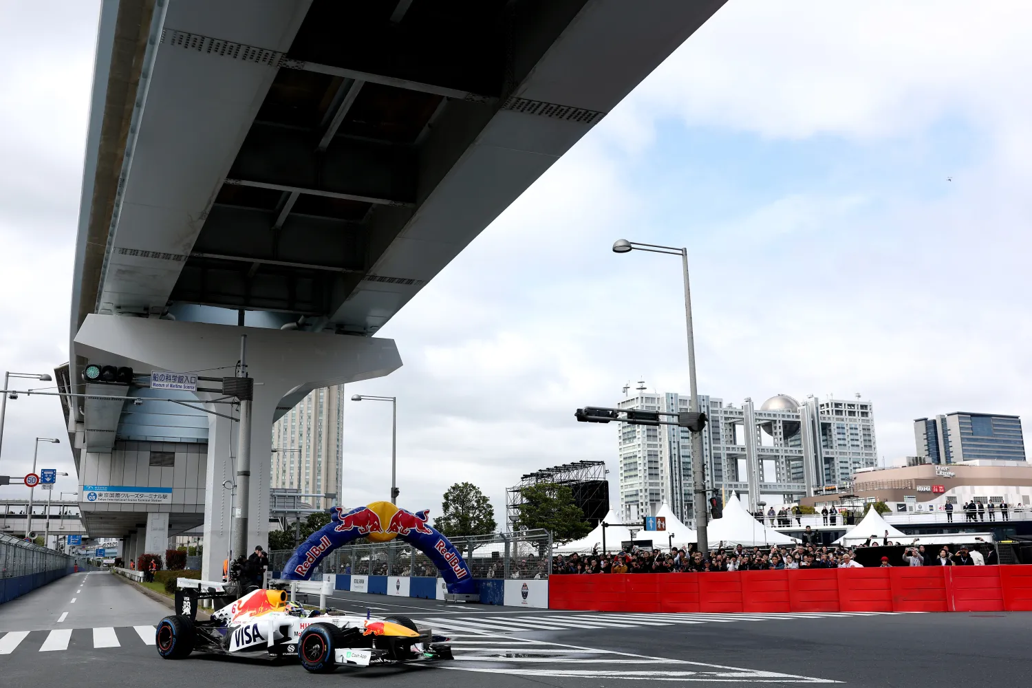 Hadjar casse son aileron lors d&rsquo;un show promotionnel dans les rues de Tokyo
