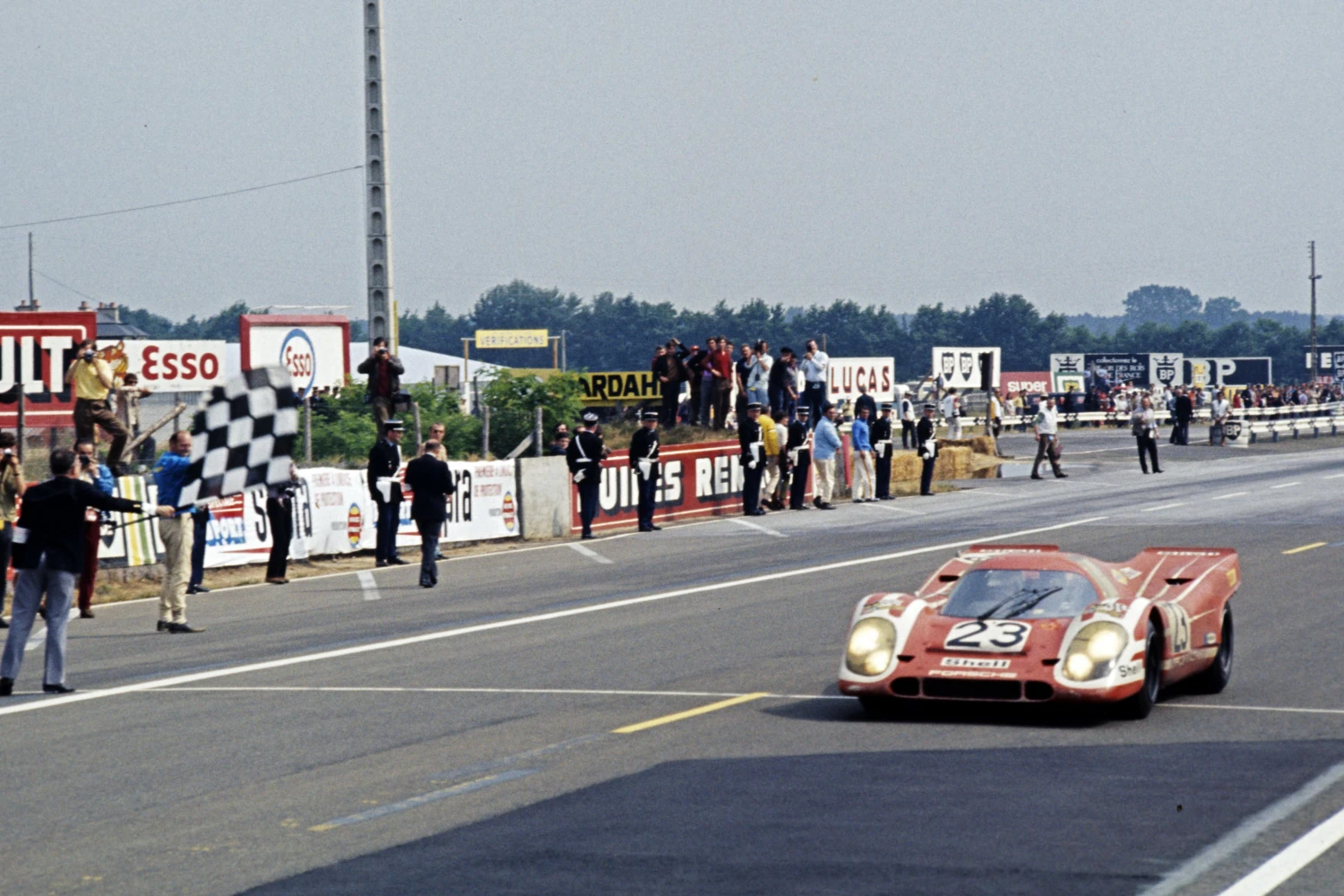 Dickie Attwood, l&rsquo;homme qui a offert la première victoire à Porsche au Mans, fête ses 85 ans