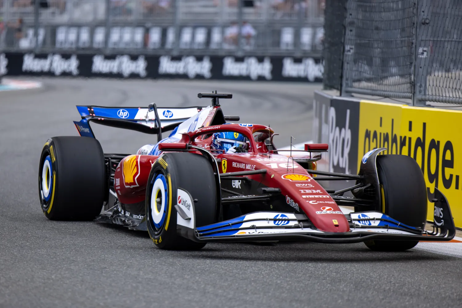 Charles Leclerc détruit sa Ferrari lors de la mise en grille