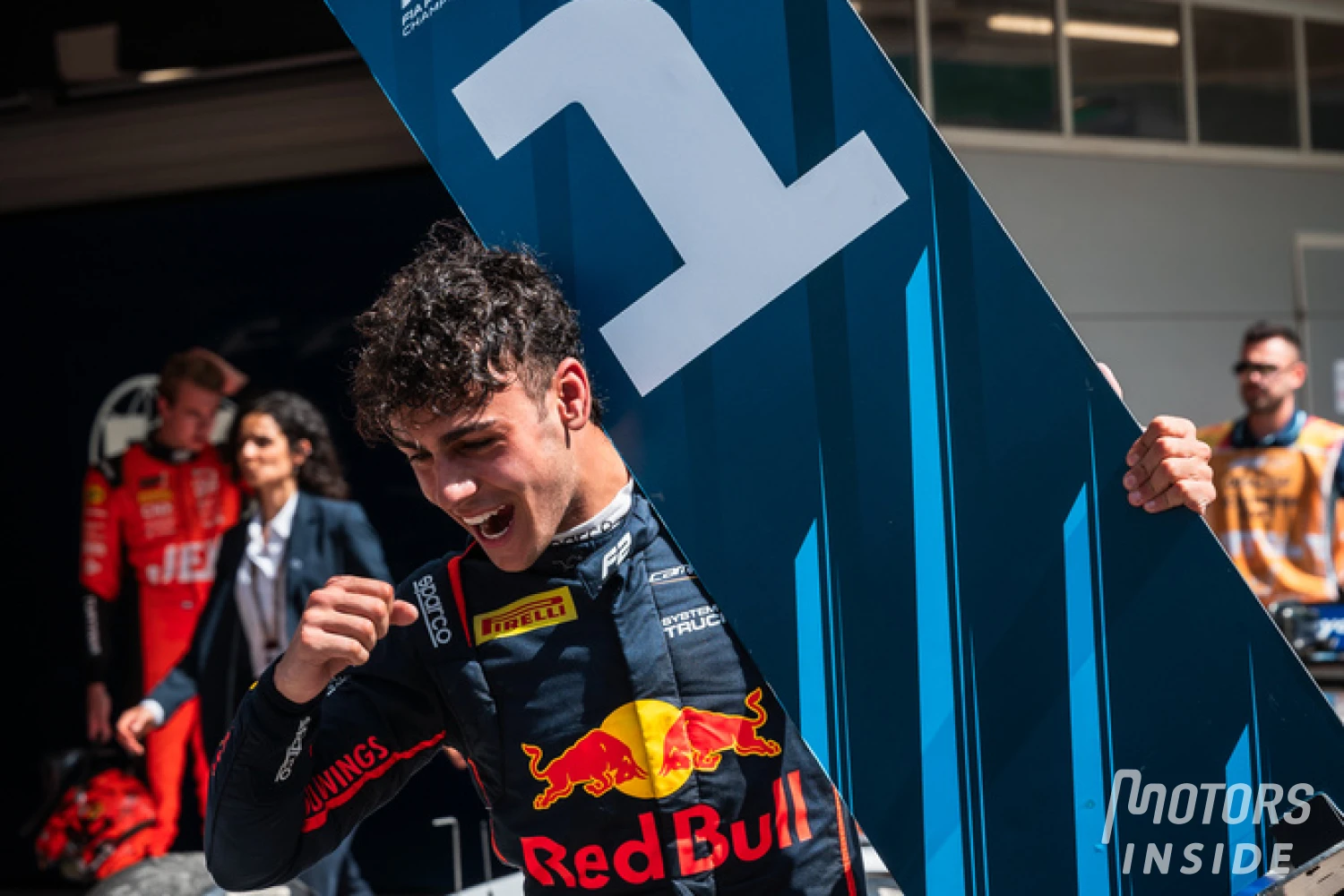 Lindblad bientôt en F1 ? La FIA s&rsquo;apprête à examiner la demande d&rsquo;exemption de Red Bull pour sa superlicence